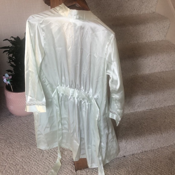 Morgan Taylor Intimates Green Satin Glamour Robe - Picture 5 of 11